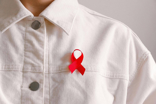 Ilustrasi makna pita merah di peringatan hari AIDS. Sumber: Pexels/Anna Shvets