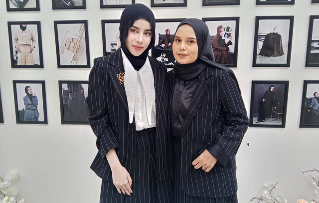 Selebgram Aghnia Punjabi (kiri) bersama desainer Primasari Novita Riska. Foto: Masruroh/Basra