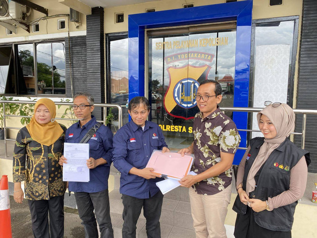 Bawaslu Sleman melaporkan kasus dugaan politik uang dalam Pilkada 2024 ke Polresta Sleman, Sabtu (30/11). Foto: Resti Damayanti/Pandangan Jogja