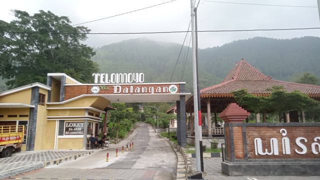 Gerbang loket sebelum memasuki area Gunung Telomoyo, Magelang, Jawa Tengah, Indonesia. Foto: Koleksi Pribadi