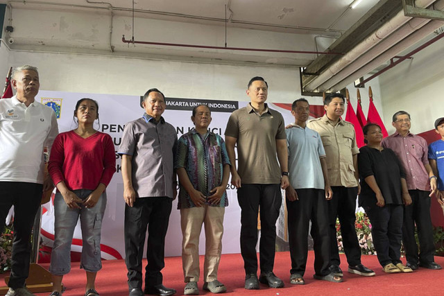 Menteri Koordinator Bidang Infrastruktur dan Pembangunan Kewilayahan Agus Harimurti Yudhoyono bersama Mendagri Tito Karnavian, Menteri PKP Maruarar Sirait melakukan relokasi warga kolong Jembatan Jalan Inspeksi Kanal Barat ke Rusun Rawa Buaya, Sabtu (30/11/2024). Foto: Ghifari/kumparan 