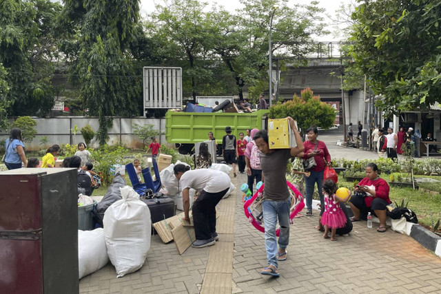 Relokasi warga kolong Jembatan Jalan Inspeksi Kanal Barat ke Rusun Rawa Buaya, Sabtu (30/11/2024). Foto: Ghifari/kumparan 