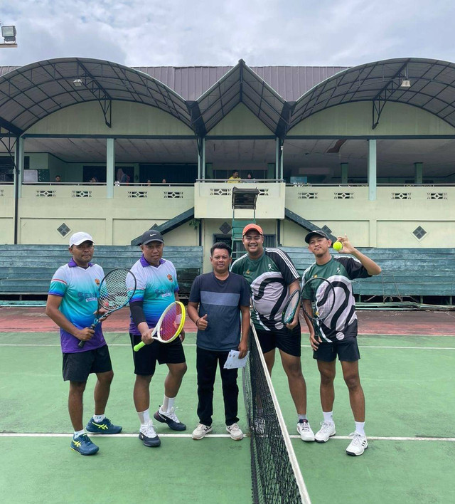 Para petenis bertanding dalam Deddy Tenis Club (DTC) Tennis Tournament Vol. 02 di Lapangan Tennis Sutera, Pontianak pada Sabtu, 30 November 2024. Foto: Dok. Hi!Pontianak