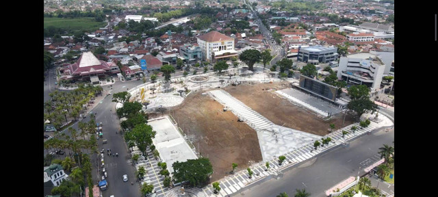 Renovasi alun-alun Kabupaten Jember memasuki tahap akhir dan ditargetkan selesai awal Desember 2024. Foto: Dok. Humas Pemkab Jember