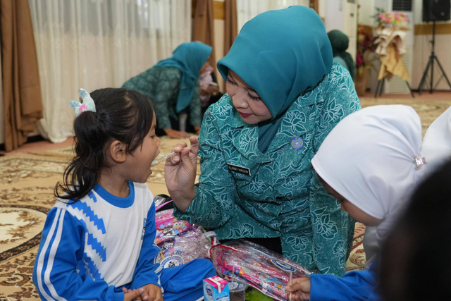 Windy Prihastari saat menyuapi anak-anak PAUD Binaan DWP Provinsi Kalimantan Barat, di TK 1 Pertiwi Jalan Komyos Sudarso Pontianak, Kamis 28 November 2024. Foto: Dok. Pemprov Kalbar