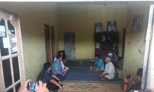 Perwakilan Kompolnas mendatangi rumah keluarga korban penembakan di Sragen, Jateng oleh polisi di Semarang, Sabtu (30/11/2024). Foto: Dok. Istimewa