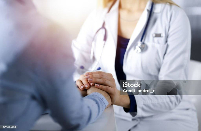 (sumber : https://www.istockphoto.com/id/foto/dokter-wanita-yang-tidak-dikenal-memegang-tangan-pasiennya-membahas-pemeriksaan-gm1295966058-389526687?searchscope=image%2Cfilm)