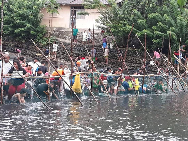 Potret warga desa haruku, kabupaten Maluku Tengah saat melakukan panen ikan setelah melewati proses Sasi. Foto: dokumen pribadi