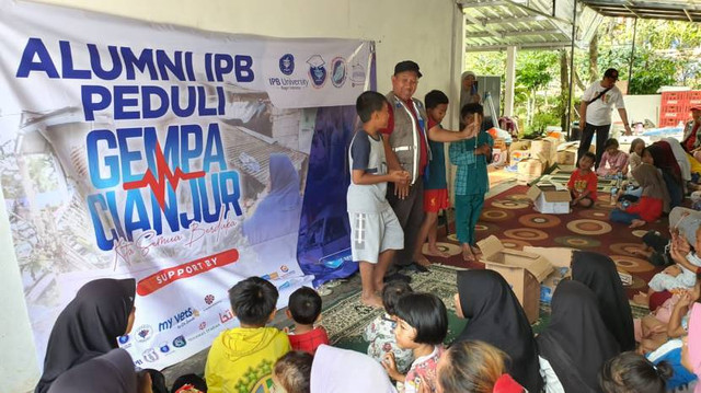 Relawan bermain bersama anak-anak di pengungsian Desa Mangunkerta, Kecamatan Cugenang, Kabupaten Cianjur, 23 November 2022.