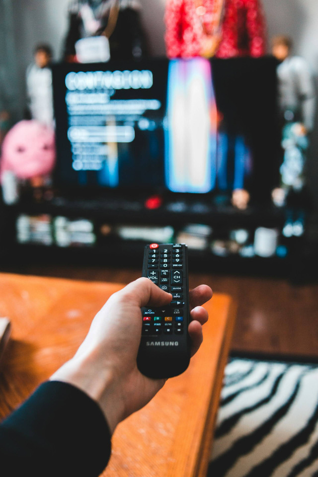 Contoh: Remote Televisi (Sumber : Unsplash)