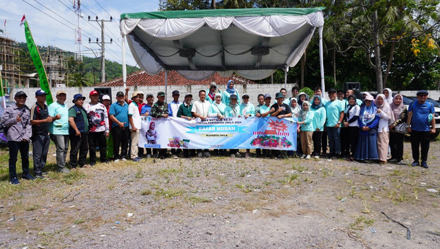 Ikaperta Unila saat melakukan bakti sosial 2024 di Desa Sukajaya Lempasing, Kecamatan Teluk Pandan, Kabupaten Pesawaran, Lampung. | Foto: Dok. Panitia Disenatalis Fakultas Pertanian Universitas Lampung