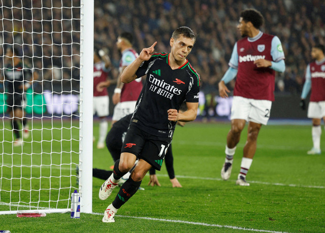 Selebrasi gol Leandro Trossard saat West Ham United vs Arsenal dalam laga pekan ke-13 Liga Inggris 2024/25 di London Stadium, Minggu (1/12) dini hari WIB. Foto: Action Images via Reuters/John Sibley