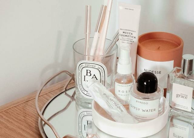 Produk-produk skincare yang tersusun rapi. Kredit foto: akun Pexels Harper Sunday: https://www.pexels.com/photo/makeup-set-with-tray-beside-wall-2866796/