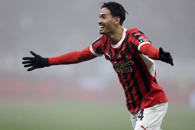 Pemain AC Milan, Tijjani Reijnders, merayakan gol ketiga pada pertandingan Serie A antara AC Milan melawan Empoli di San Siro, Milan, Italia, Minggu (1/12/2024) dini hari WIB. Foto: Claudia Greco/REUTERS