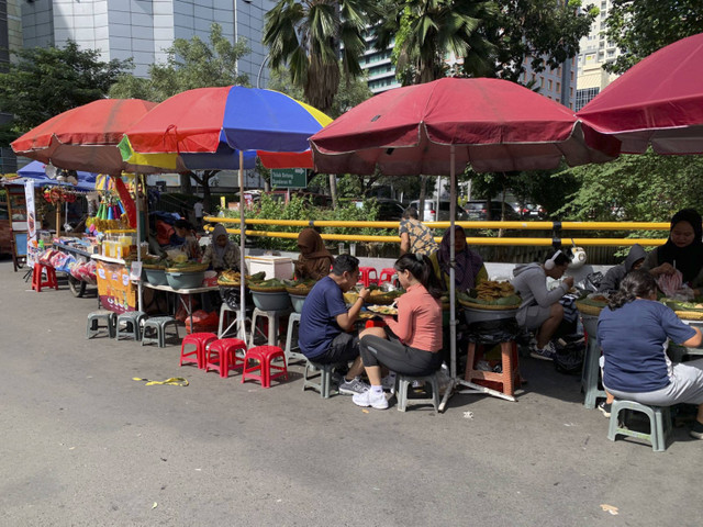 Warga menikmati kuliner sekitar Bundaran HI, Jakarta di CFD Jakarta, Minggu (1/12/2024). Foto: Luthfi Humam/kumparan