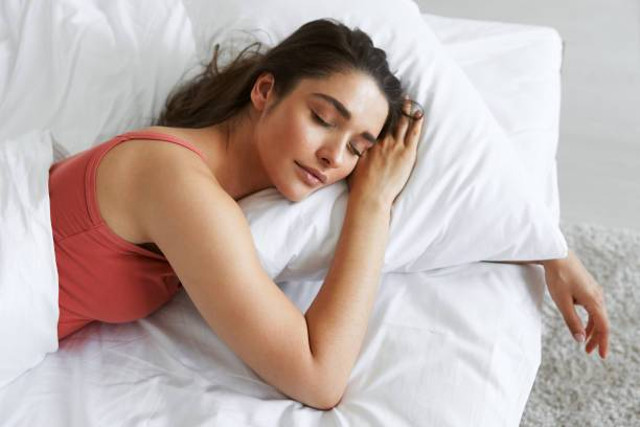 https://www.istockphoto.com/id/foto/pemandangan-atas-wanita-muda-cantik-yang-tidur-sambil-berbaring-di-tempat-tidur-gm1411972183-461596600