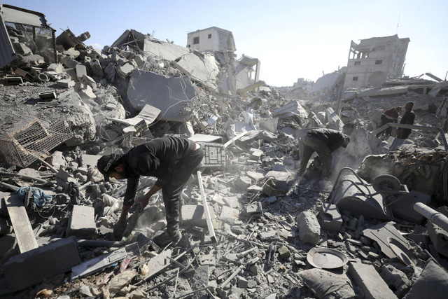 Warga Palestina mencari korban di lokasi serangan udara Israel di sebuah rumah, di tengah konflik yang sedang berlangsung antara Israel dan Hamas, di Kota Gaza, Sabtu (30/11/2024). Foto: Dawoud Abu Alkas/REUTERS