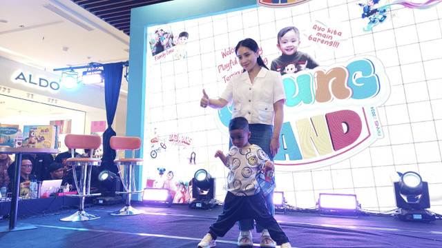 Nagita Slavina dan Rayyanza Malik Ahmad dalam pembukaan Cipung Land di Bintaro Mall Exchange. Foto: Dok. Istimewa