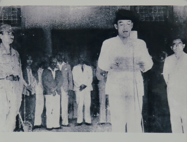 Ir. Soekarno membacakan teks proklamasi kemerdekaan Indonesia, salah satu contoh media politik dalam bentuk retorika. (Sumber foto: Museum Kementrian Pendidikan, Kebudayaan, Riset dan Teknologi Republik Indoneisia)