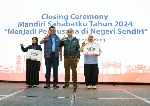 Dirut Bank Mandiri, Darmawan Junaidi (kedua dari kanan) menyerahkan hadiah kepada PMI yang memenangkan kompetisi Ajang Berani Usaha pada penutupan Mandiri Sahabatku 2024 di Queensway, Admiralty, Hong Kong, Minggu (1/12). Foto: Dok. Bank Mandiri