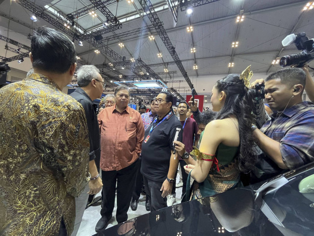 Menko Perekonomian Airlangga Hartarto hadir di pameran GJAW 2024. Foto: Fitra Andrianto/kumparan