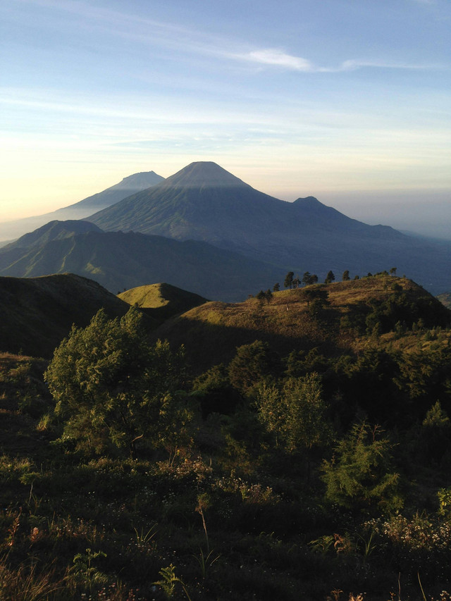 Sumber gambar: https://www.pexels.com/id-id/foto/gunung-prahu-di-bawah-langit-biru-5019717/D