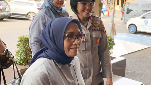 Menteri Pemberdayaan Perempuan dan Perlindungan Anak (PPPA), Arifatul Choiri Fauzi tiba di Polres Jakarta Selatan, Minggu (1/12/2024). Foto: Luthfi Humam/kumparan