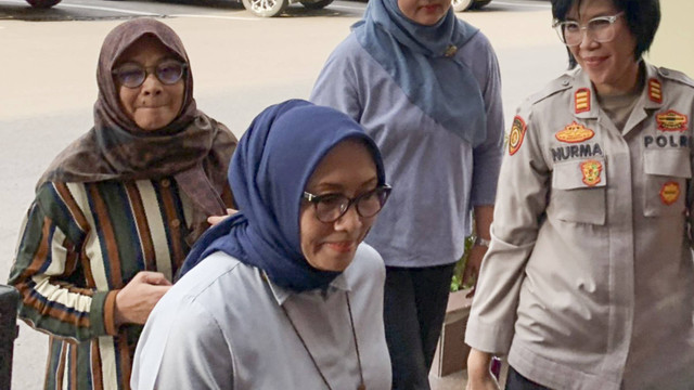 Menteri Pemberdayaan Perempuan dan Perlindungan Anak (PPPA), Arifatul Choiri Fauzi tiba di Polres Jakarta Selatan, Minggu (1/12/2024). Foto: Luthfi Humam/kumparan