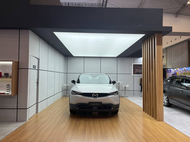 Mobil listrik pertama Mazda di Indonesia, MX-30 hadir di GJAW 2024. Foto: Fitra Andrianto/kumparan