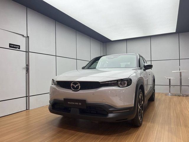 Mobil listrik pertama Mazda di Indonesia, MX-30 hadir di GJAW 2024. Foto: Fitra Andrianto/kumparan