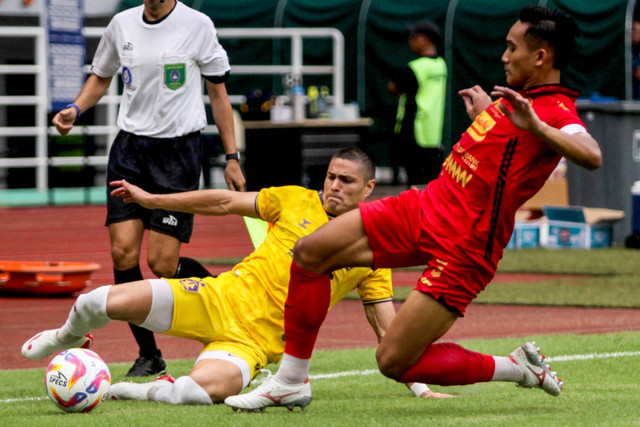 Pemain Persija Jakarta Rizky Ridho berebut bola dengan pemain Persik Kediri Ramiro Ezequiel pada pertandingan Liga 1 di Stadion Pakansari, Kabupaten Bogor, Jawa Barat, Minggu (1/12/2024). Foto: Yulius Satria Wijaya/ANTARA FOTO