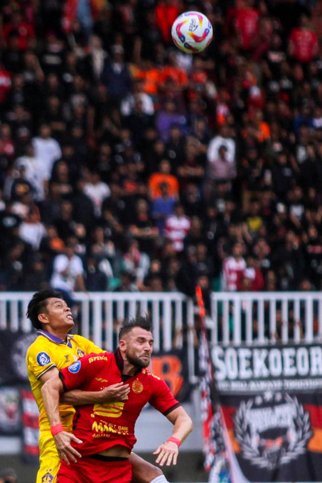 Pemain Persija Jakarta Marco Simic berebut bola dengan pemain Persik Kediri Vava Mario Yagalo pada pertandingan Liga 1 di Stadion Pakansari, Kabupaten Bogor, Jawa Barat, Minggu (1/12/2024). Foto: Yulius Satria Wijaya/ANTARA FOTO