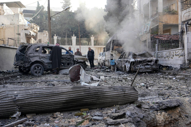 Kondisi usai serangan udara yang menargetkan sebuah lingkungan di kota Idlib, Suriah, Minggu (1/12/2024). Foto: MUHAMMAD HAJ KADOUR / AFP