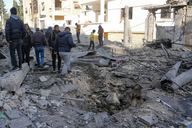 Kondisi usai serangan udara yang menargetkan sebuah lingkungan di kota Idlib, Suriah, Minggu (1/12/2024). Foto: MUHAMMAD HAJ KADOUR / AFP