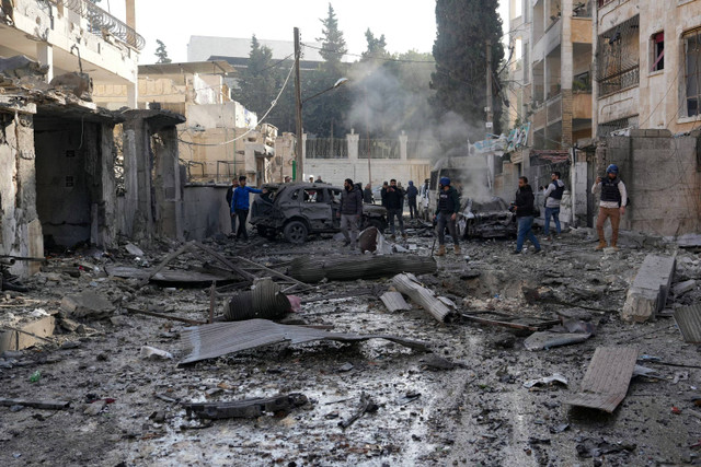 Kondisi usai serangan udara yang menargetkan sebuah lingkungan di kota Idlib, Suriah, Minggu (1/12/2024). Foto: MUHAMMAD HAJ KADOUR / AFP