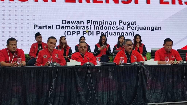 Sekjen PDIP Hasto Kristiyanto menyampaikan keterangan terkait Pilkada di Kantor DPP PDIP, Jakarta, Minggu (1/12/2024). Foto: Rachmadi Rasyad/kumparan