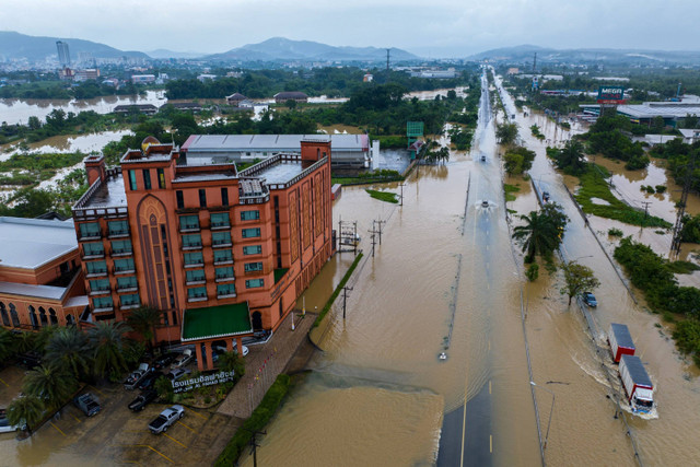 Foto udara banjir di distrik Hat Yai, provinsi Songkhla, Thailand, Sabtu (30/1/2024). Foto: Roylee Suriyaworakul/REUTERS