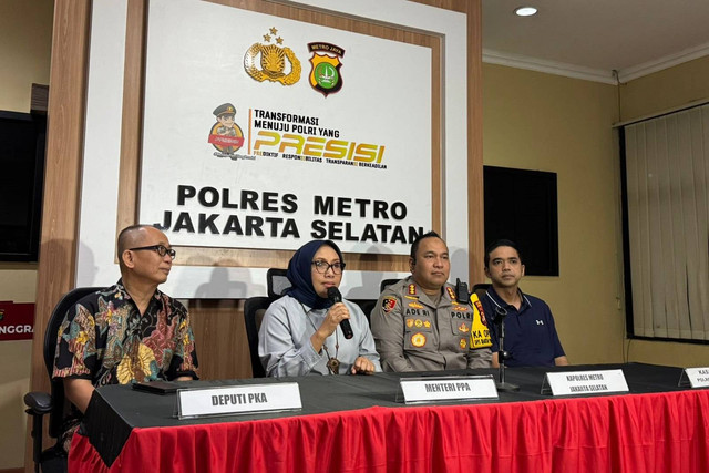 Menteri Pemberdayaan Perempuan dan Perlindungan Anak (PPPA) Arifatul Choiri Fauzi bersama Kapolres Jakarta Selatan Kombes Ade Rahmat konferensi pers tentang anak bunuh keluarga di Lebak Bulus di Polres Jakarta Selatan, Jakarta, Minggu (1/12/2024). Foto: Luthfi Humam/kumparan