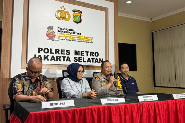 Menteri Pemberdayaan Perempuan dan Perlindungan Anak (PPPA) Arifatul Choiri Fauzi bersama Kapolres Jakarta Selatan Kombes Ade Rahmat konferensi pers tentang anak bunuh keluarga di Lebak Bulus di Polres Jakarta Selatan, Jakarta, Minggu (1/12/2024). Foto: Luthfi Humam/kumparan