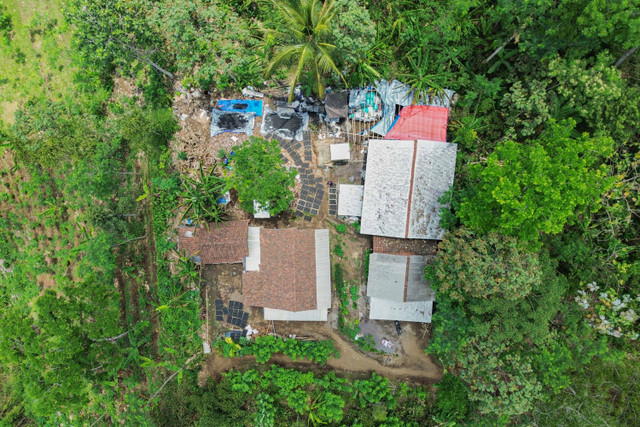 Foto udara suasana industri rumahan arang briket di Desa Gucialit, Lumajang, Jawa Timur. Foto: Irfan Sumanjaya/ANTARA FOTO