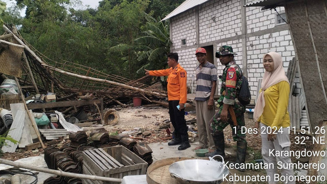 Kondisi rumah warga Dusun Kilet, Desa Karangdowo, Kecamatan Sumberrejo, Kabupaten Bojonegoro, Jawa timur, yang rusak ringan akibat diterjang angin kencang. Minggu sore (01/12/2024). (Aset: Istimewa)