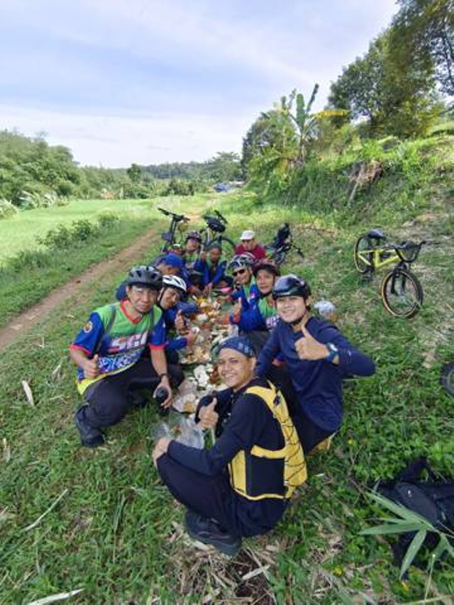 Komunitas bersepeda SGC sedang melakukan kegiatan bersama dengan menanam pohon. Foto. dok.pribadi Surip 