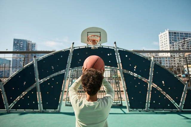 Ilustrasi tujuan permainan bola basket adalah untuk berolahraga. Sumber: Pexels/Norma Mortenson