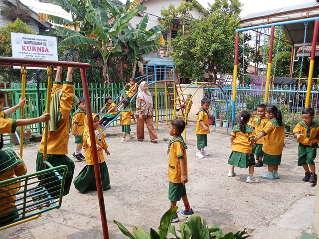 literasi Mengembangkan fisik motorik anak usia dini melalui metode bermain ( sumber : KB KURNIA)