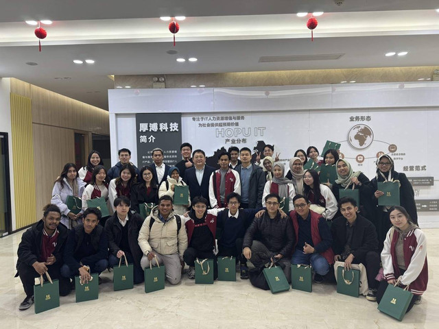 PPIT Wuhan bersama para mahasiswa Indonesia melakukan company visit di Wuhan Software New City, Hubei.