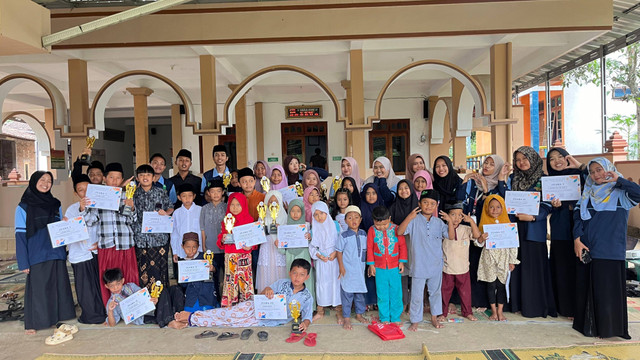 Mahasiswa KKN Reguler 83 Posko 11 UIN Walisongo Semarang dengan Adek-adek santri TPQ se-Dusun Kalangan