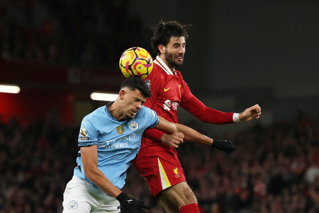 Pemain Liverpool Dominik Szoboszlai berebut bola dengan pemain Manchester City Matheus Nunes pada pertandingan Liga Inggris di Anfield, Liverpool, Inggris, Minggu (1/12/2024). Foto: Phil Noble/ REUTERS