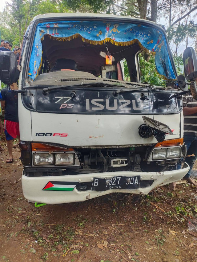 Kendaraan Micro Bus Isuzu Elf Pol. B-7027-JDA mengalami kecelakaan tunggal di Jalan Alternatif Puncak tepatnya di Desa Megamendung, Kecamatan Megamendung, Kabupaten Bogor, Minggu (1/12). Foto: Dok. Polres Bogor 