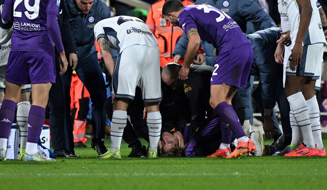 Edoardo Bove kolaps di tengah laga Fiorentina vs Inter Milan dalam pekan ke-14 Liga Italia 2024/25 di Stadion Artemio Franchi, Minggu (1/12) malam WIB. Foto: TIZIANA FABI / AFP