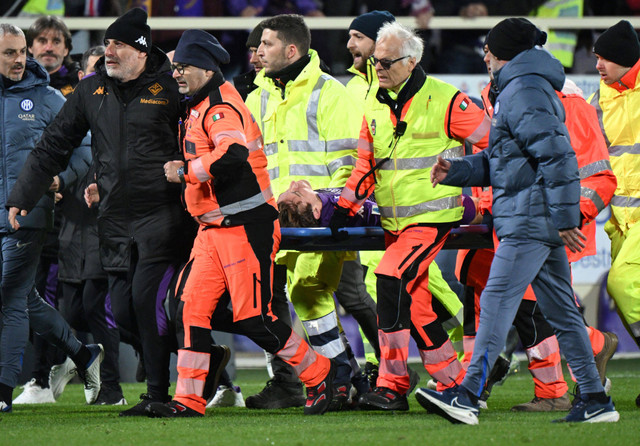 Edoardo Bove kolaps di tengah laga Fiorentina vs Inter Milan yang berlangsung di Stadion Artemio Franchi, Minggu (1/12) malam WIB dalam pekan ke-14 Liga Italia 2024/25. Foto: TIZIANA FABI / AFP